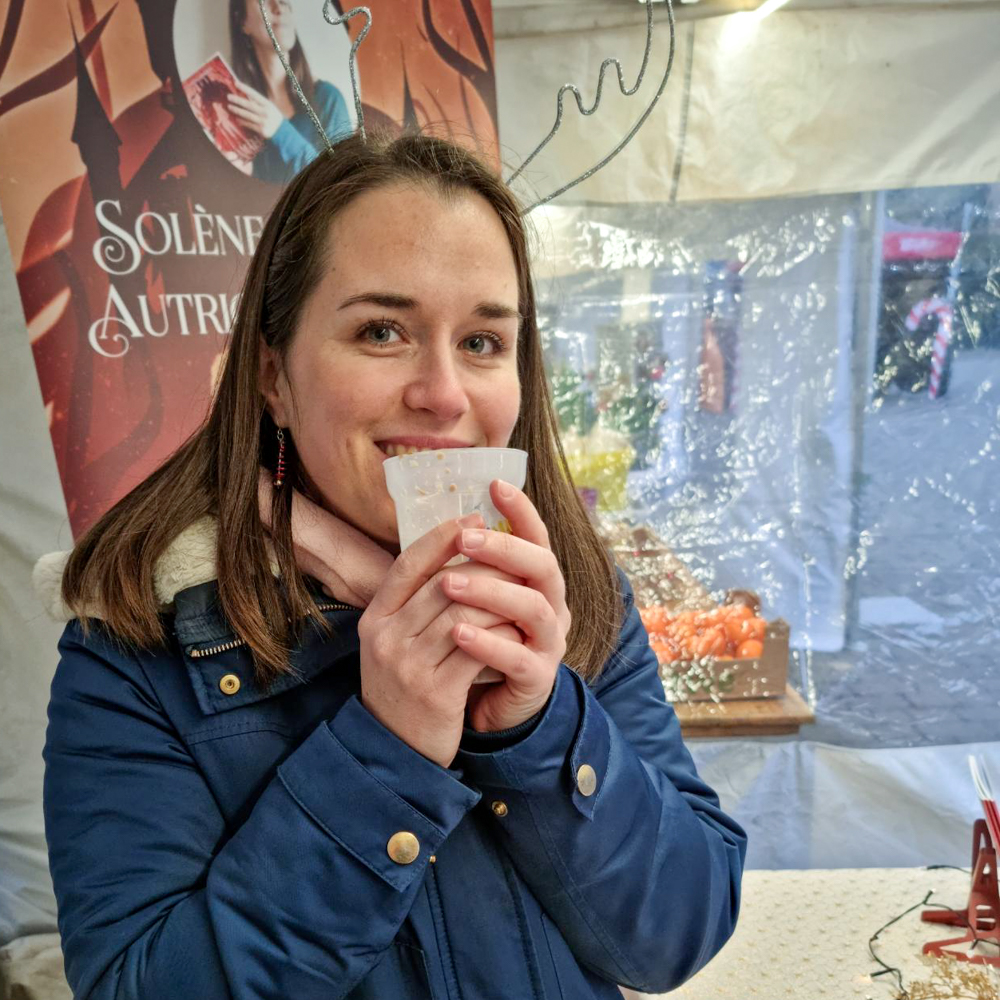 Bilan du Marché de Noël de Luché-Pringé. L'autrice Solène Chartier, avec un chocolat chaud
