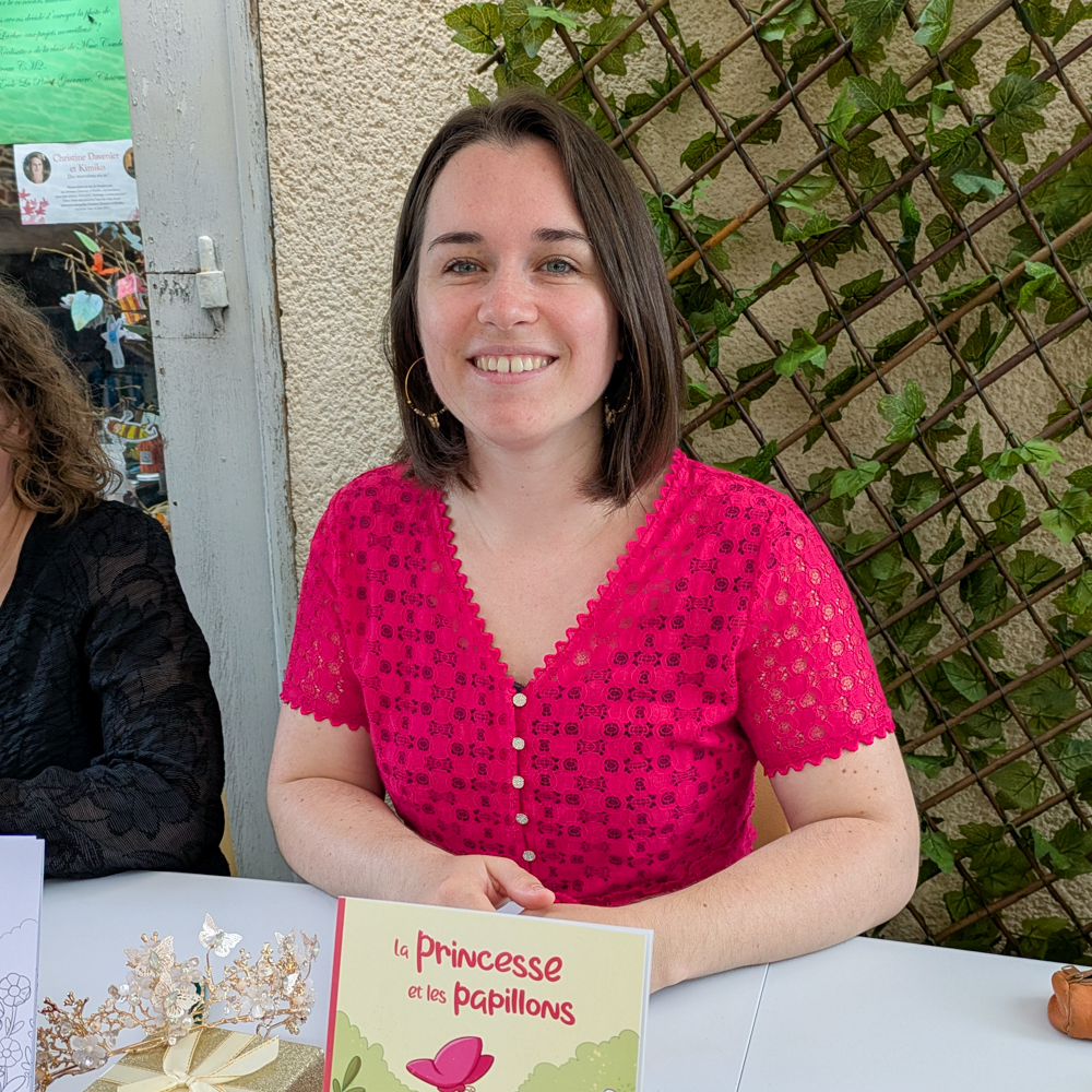 Solène Chartier en dédicaces de son album jeunesse La princesse et les papillons, à la librairie Aux Vieux Livres, à Châteaugiron