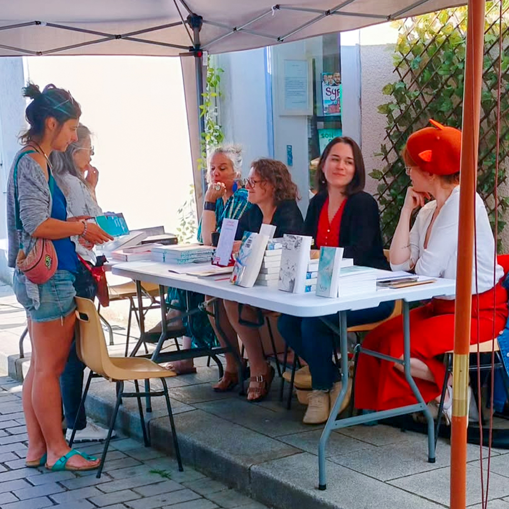 Solène Chartier, Cécile Cayrel, Noémie Lemos, Charline Olivier et Ellynn Ravel en dédicaces à la librairie de Châteaugiron