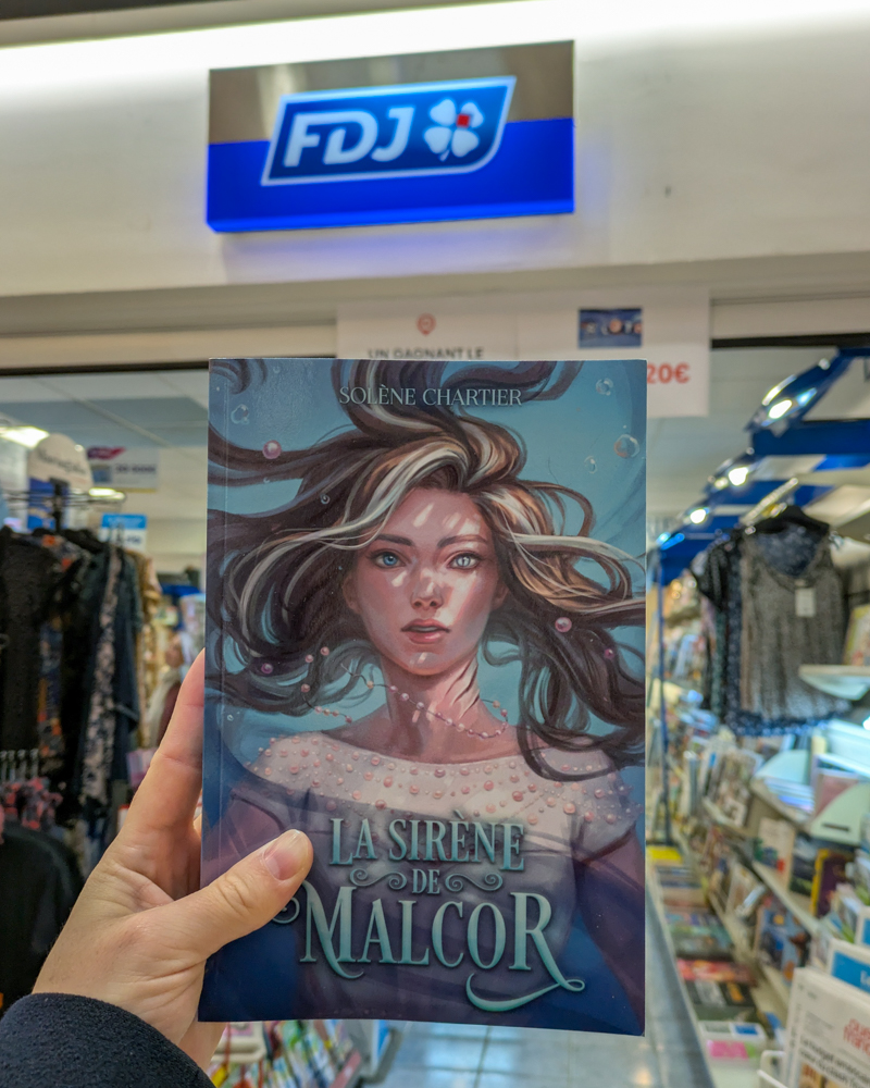 La sirène de Malcor, roman de fantasy Young adult avec une pointe de romance est disponible à Interpresse, le point presse du Intermarché du Lude, en Sarthe