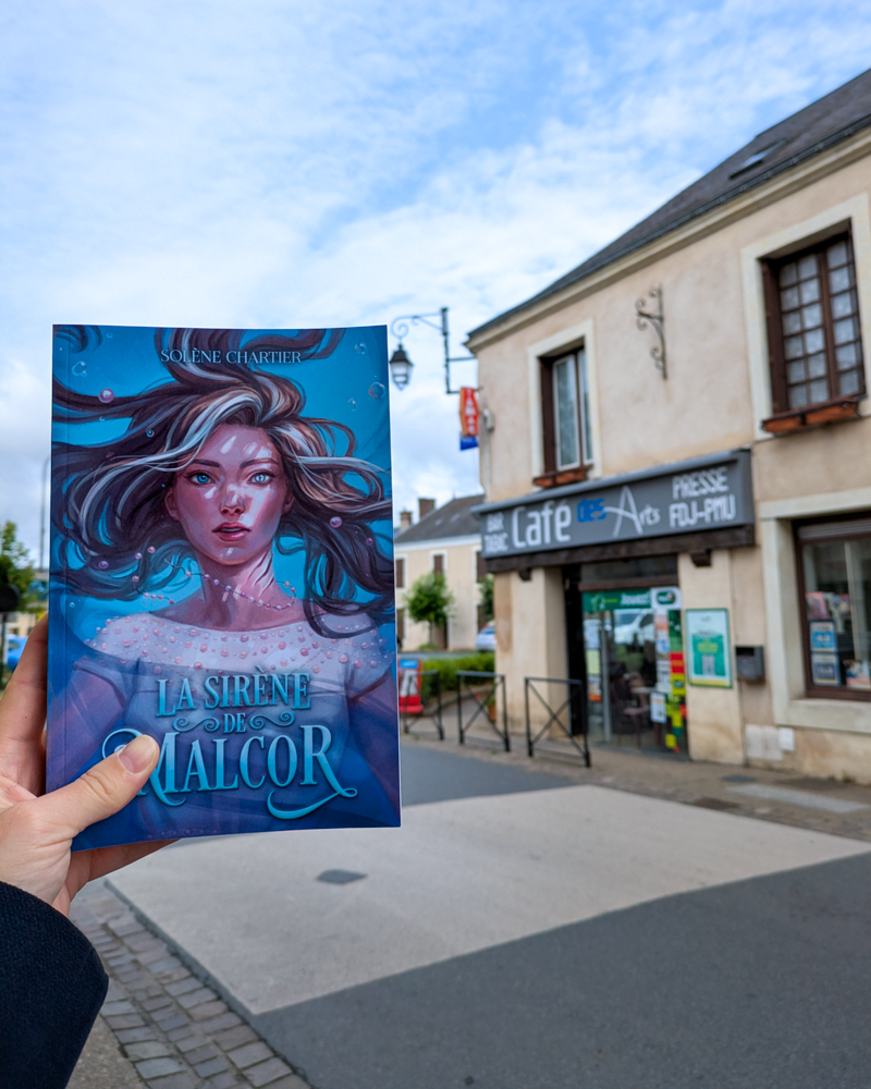 La sirène de Malcor, roman de fantasy Young adult avec une pointe de romance est disponible au Café des arts de Luché-Pringé, en Sarthe