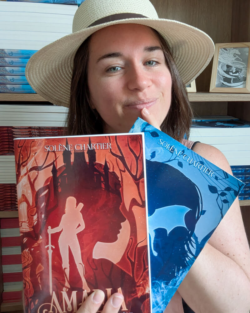 L'autrice de fantasy française Solène Chartier avec les deux premiers tomes de sa trilogie de high fantasy ado : La Laïsha