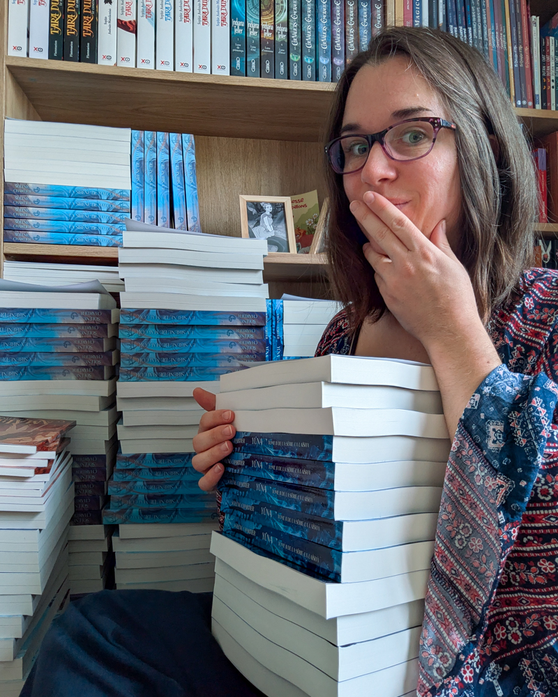 L'autrice de fantasy Solène Chartier avec son stock de livres